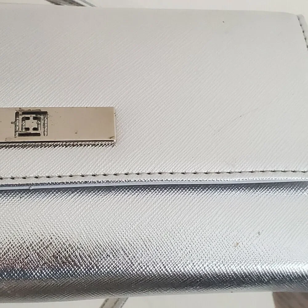 New Liz Claiborne Textured Silver‎ Phone Charging Crossbody Bag Purse 8